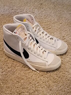 Nike Women's Blazer Mid 77 Sneakers